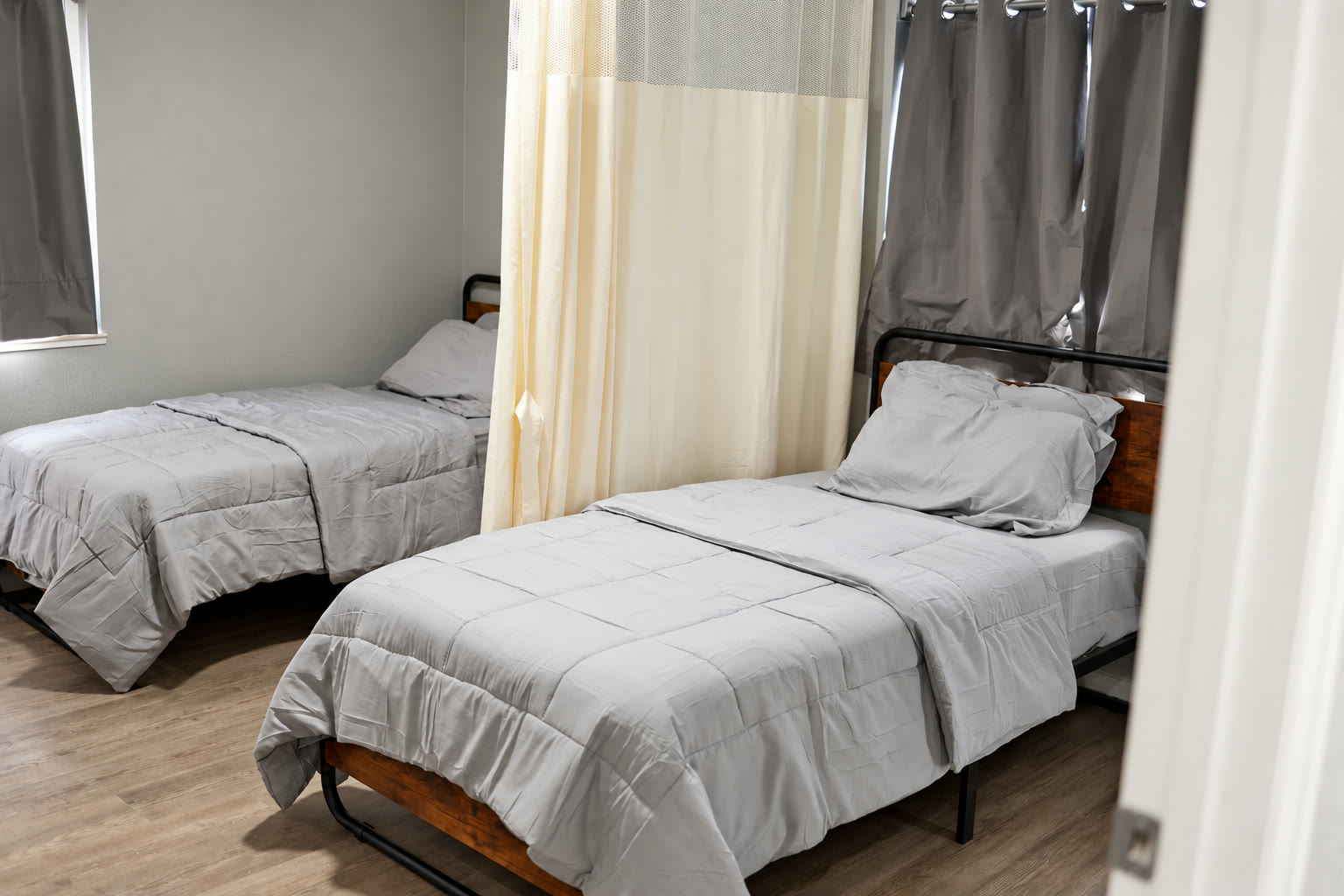 Companion suite with privacy curtain