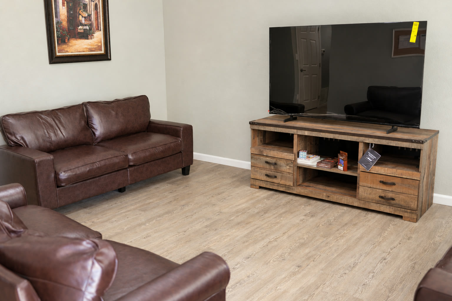 Comfortable common living room lounge with leather sofas and smart TV at Brown Circle Haven